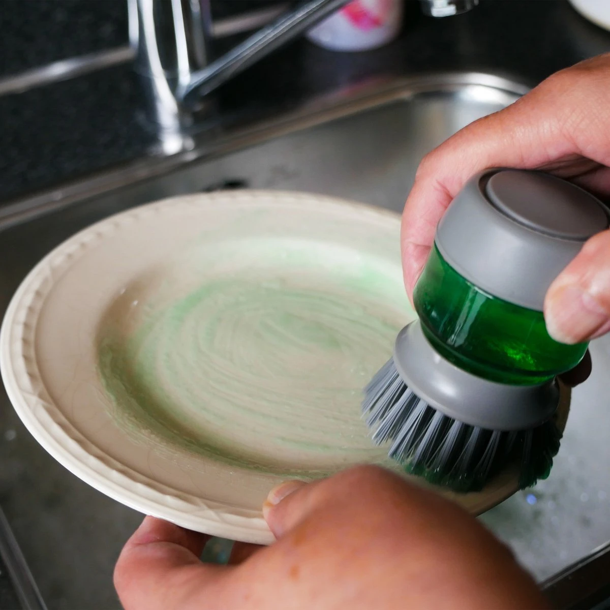 In Round Afwasborstel Met Zeepdispenser / Zeepreservoir – Inclusief Houder – Grijs – Afwas Borstel – Zeep Handborstel – Doseerpomp – Afwasmiddel Dispenser – Navulbaar - Afbeelding 5