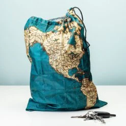 Kikkerland Waszak Voor Op Reis - Wereldkaart Print - Voor Je Vuile Was - Laundry Bag - Travel Accessoire - 17x10 Cm -Huishoudelijke Artikelen Winkel 1200x1200 658