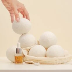 Apeiron Drogerballen - Droogballen - 6 XL Wasbollen - Droger - Duurzaam - Wasmachine - Wasverzachter - Energie Besparen - Zero Waste - Schapenvacht - Wol -Huishoudelijke Artikelen Winkel 1200x1200 766