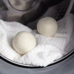 Apeiron Drogerballen - Droogballen - 6 XL Wasbollen - Droger - Duurzaam - Wasmachine - Wasverzachter - Energie Besparen - Zero Waste - Schapenvacht - Wol -Huishoudelijke Artikelen Winkel 1200x1200 770