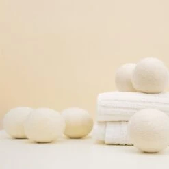 Apeiron Drogerballen - Droogballen - 6 XL Wasbollen - Droger - Duurzaam - Wasmachine - Wasverzachter - Energie Besparen - Zero Waste - Schapenvacht - Wol -Huishoudelijke Artikelen Winkel 1200x1200 774