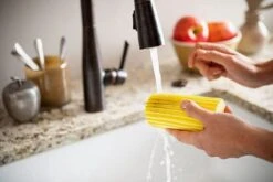 Scrub Daddy Damp Duster - Wonder Stoffer - Licht Blauw -Huishoudelijke Artikelen Winkel 1200x802 3